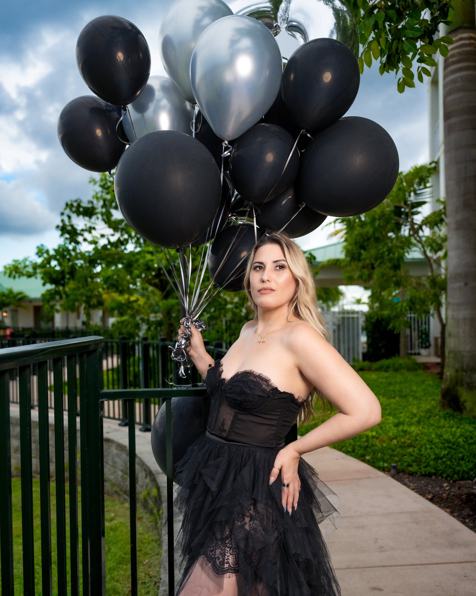 Sesión de cumpleaños con globos negros y vestido de tul