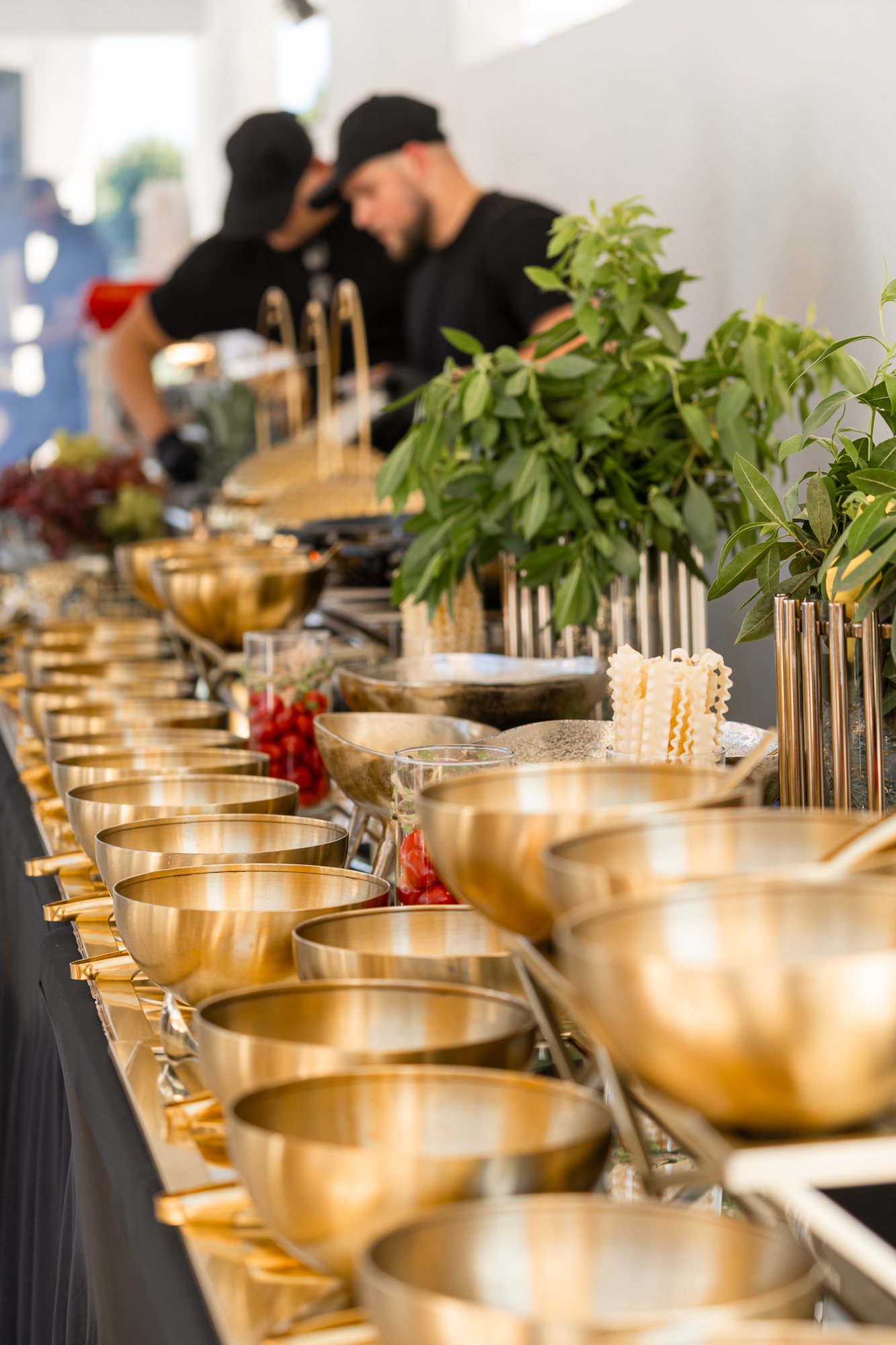 Detalle del montaje de catering dorado durante un evento